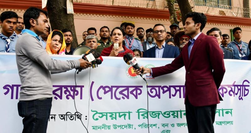 গাছে পেরেক ঠুকে বিজ্ঞাপন দেয়ার বিরুদ্ধে বিশেষ বিধান করা হবে